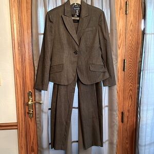 Evan-Picone woman’s pantsuit